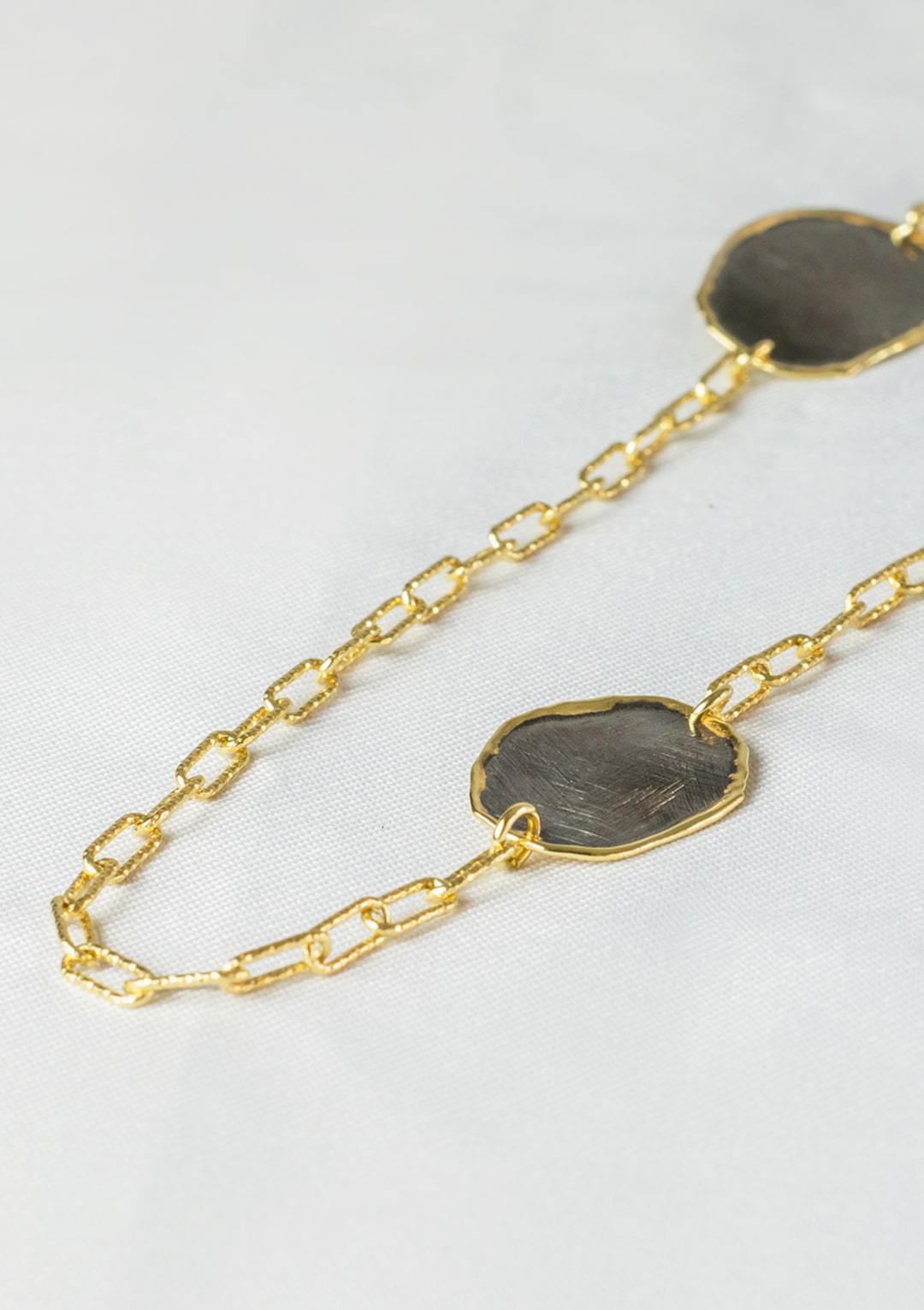 Sautoir I argent massif doré à l'or et ruthénium brossé I Elliade I Vue principal I Label AÉ Paris Sautoir I argent massif doré à l'or et ruthénium brossé I Elliade I Vue principal I Label AÉ Paris