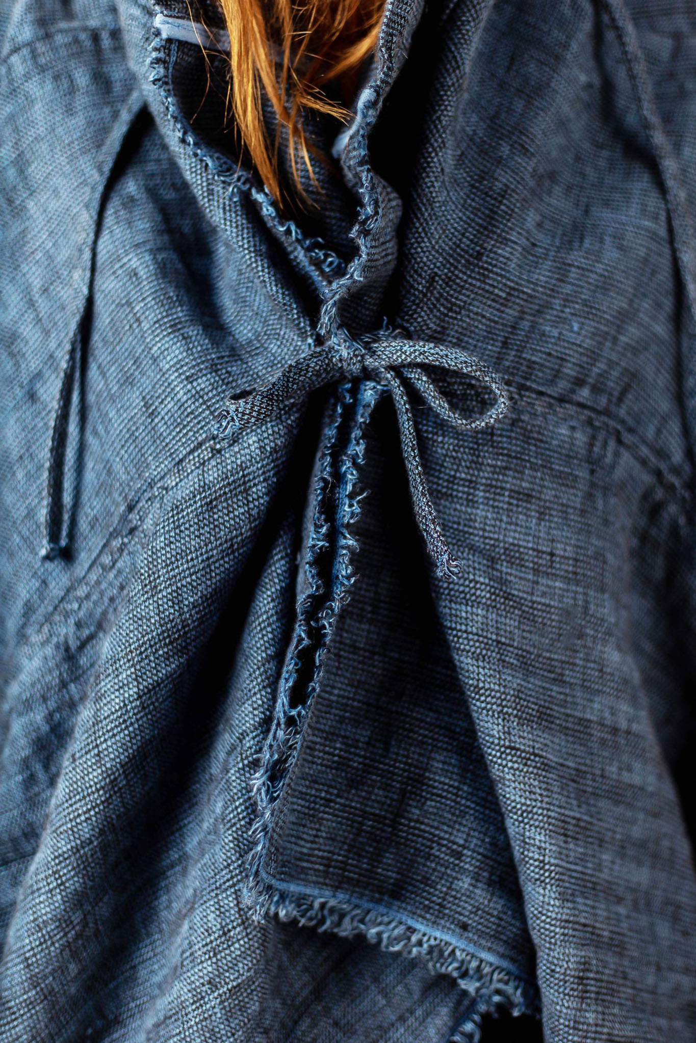 veste-kimono-court-en-lin-bleu-de-look-detail2