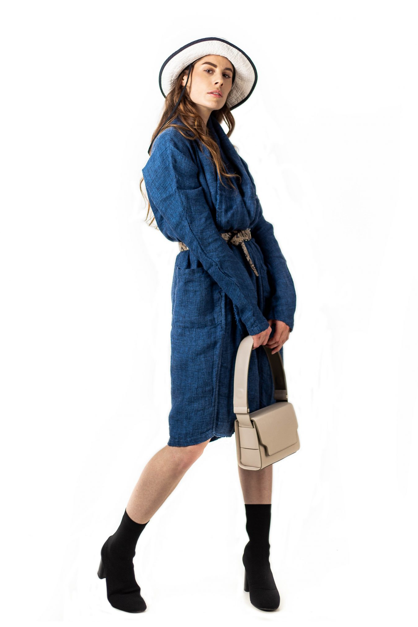 Kimono manteau Bleu de Cocagne Un kimono manteau 100% lin teinté à la main au pastel naturel de la maison Bleu de Cocagne.